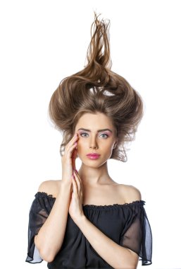 Makyaj, genç güzel kadın trendy çekici saç modeli ile saç