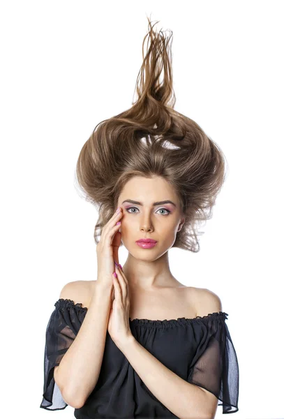 Fel, fiatal gyönyörű nő, divatos és elbűvölő frizura haj — Stock Fotó
