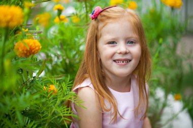 Yakın, portre küçük kırmızı kız başlı 