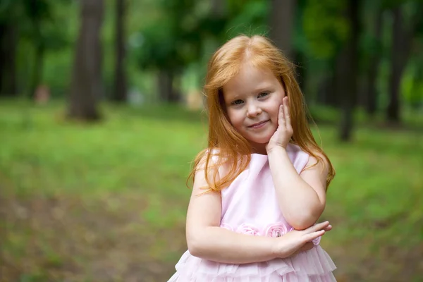 Close up, ritratto della piccola ragazza dai capelli rossi — Foto Stock