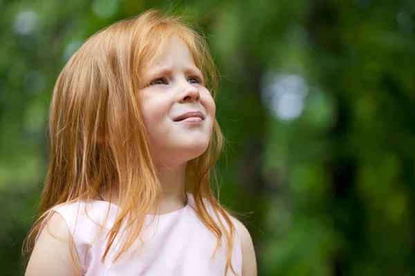 Nahaufnahme, Porträt eines kleinen rothaarigen Mädchens — Stockfoto