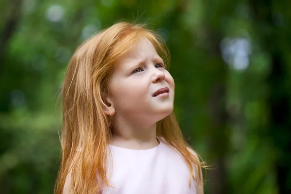 Close up, ritratto della piccola ragazza dai capelli rossi — Foto Stock