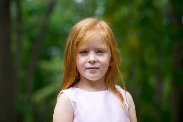 De cerca, retrato de una niña pelirroja — Foto de Stock