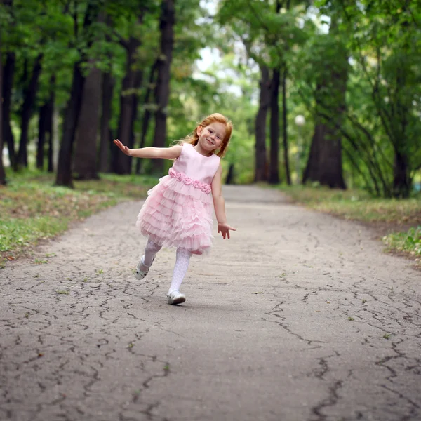 Szczęśliwa dziewczynka biegi w parku lato — Zdjęcie stockowe
