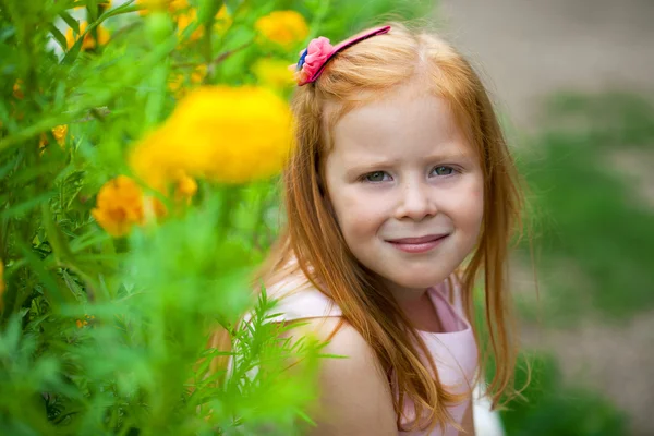 Gros plan, portrait de petite fille rousse — Photo