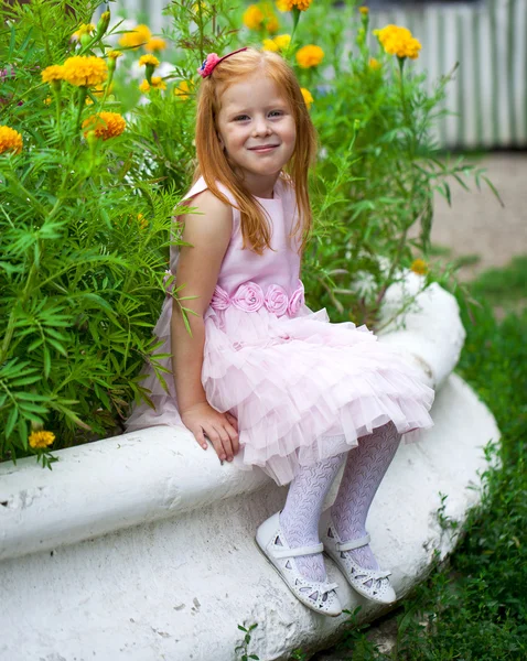 Nahaufnahme, Porträt eines kleinen rothaarigen Mädchens — Stockfoto