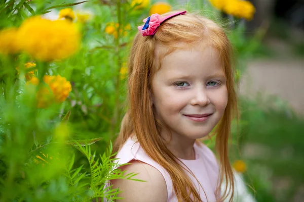 Stäng upp, leds porträtt av lilla röda flicka — Stockfoto