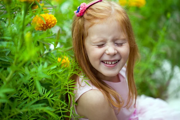 Gros plan, portrait de petite fille rousse — Photo