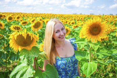 Güzel bir sarışın genç kadın bir ba üzerinde mavi elbiseli portresi