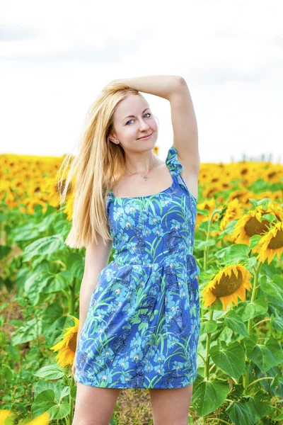 Güzel bir sarışın genç kadın bir ba üzerinde mavi elbiseli portresi — Stok fotoğraf