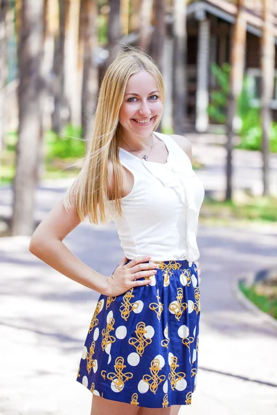 Retrato de mujer rubia joven — Foto de Stock