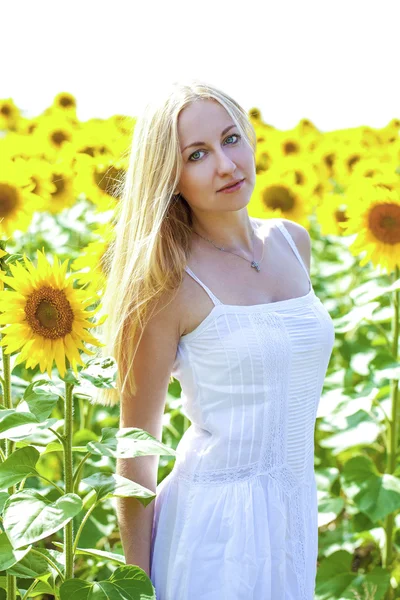 Portrait d'une belle jeune femme blonde en robe blanche sur une — Photo