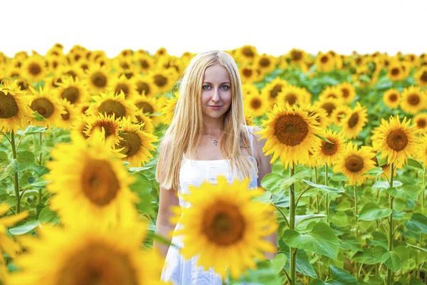 Porträt einer schönen jungen blonden Frau in einem weißen Kleid auf einem — Stockfoto