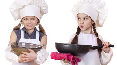 Yemek ve insanlar kavramı - iki küçük kız beyaz bir önlük 