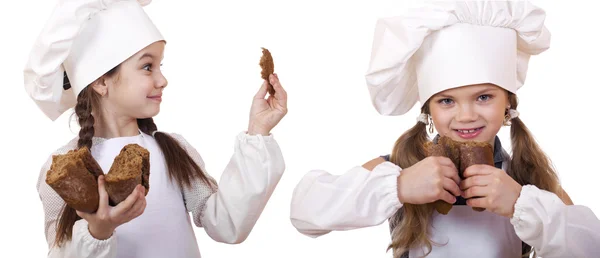 Yemek ve insanlar kavramı - aşçı şapkalı iki küçük kız — Stok fotoğraf