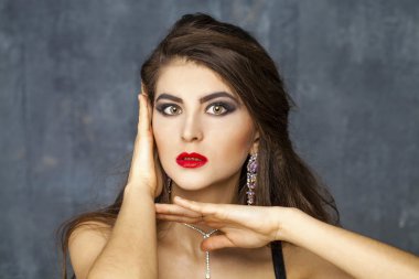 Güzel esmer kadın. 