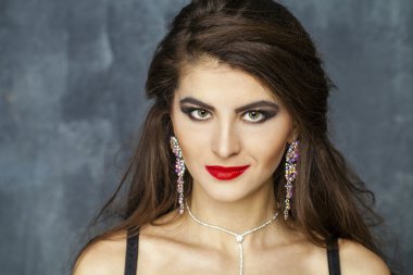 Güzel esmer kadın. 