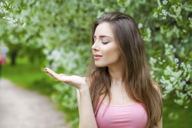 Bahar çiçeği güzel genç esmer kadın portresi 