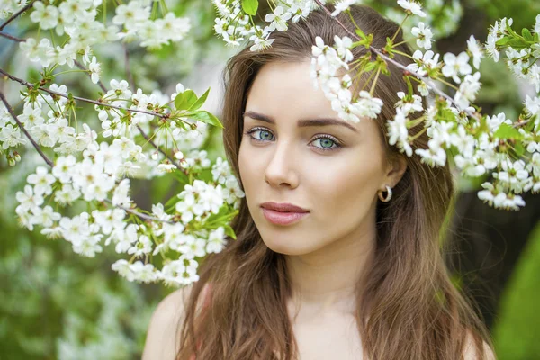 Retrato de bela jovem morena em flor de primavera — Fotografia de Stock