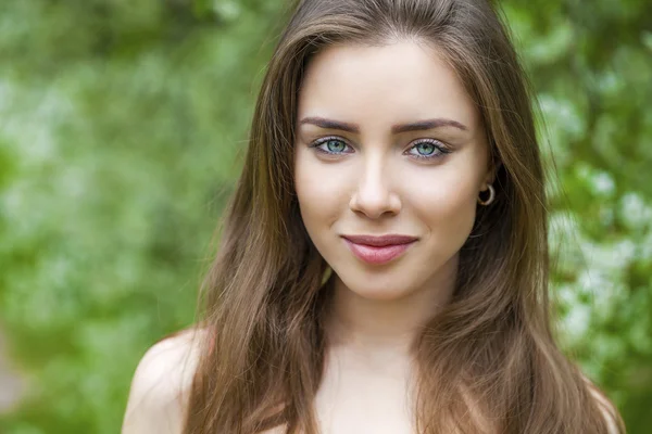 Retrato de una hermosa joven morena en flor de primavera — Foto de Stock