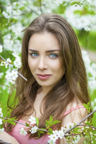 Retrato de bela jovem morena em flor de primavera — Fotografia de Stock