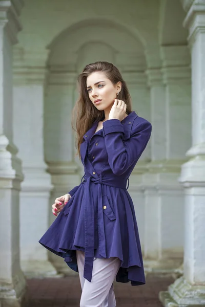 Ritratto di una bella giovane donna sexy in cappotto blu scuro — Foto Stock