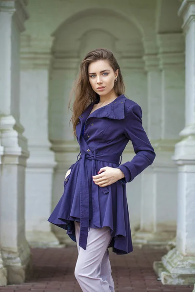 Retrato de una hermosa joven sexy con abrigo azul oscuro —  Fotos de Stock