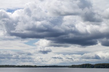 Fırtına gökyüzü, ufukta yağmurlu bulutlar