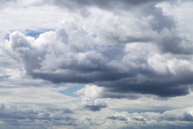 Fırtına gökyüzü, ufukta yağmurlu bulutlar