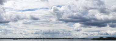 Fırtına gökyüzü, ufukta yağmurlu bulutlar