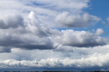 Fırtına gökyüzü, ufukta yağmurlu bulutlar