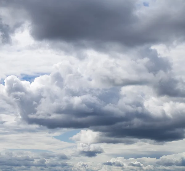 Gewitterhimmel, Regenwolken über Horizont — Stockfoto