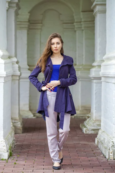 Koyu mavi paltolu güzel seksi bir genç kadın portresi — Stok fotoğraf