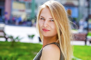 Genç, güzel sarışın kadın. 