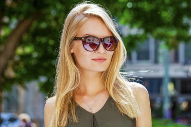 güneş gözlüklü şirin sarışın kız