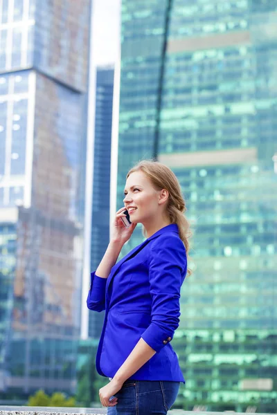 Vacker ung blondin ringer via telefon — Stockfoto