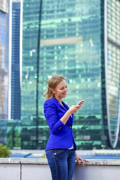 Vacker ung blondin ringer via telefon — Stockfoto