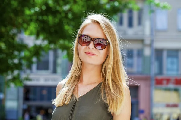 Encantadora chica rubia en gafas de sol —  Fotos de Stock