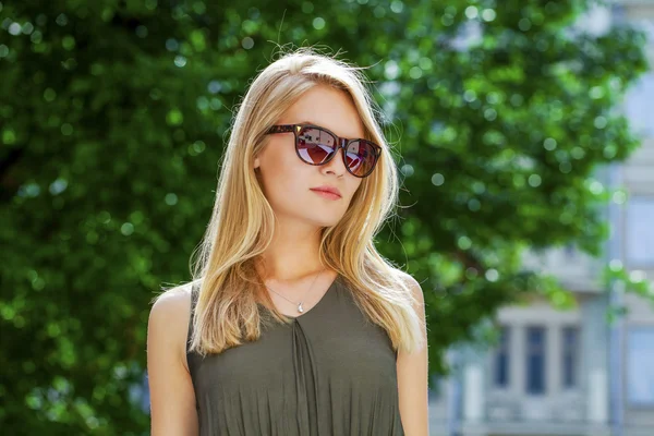 Όμορφο ξανθό κορίτσι σε γυαλιά ηλίου — Φωτογραφία Αρχείου