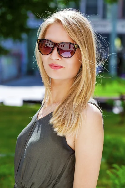 Charmante blond meisje in zonnebril — Stockfoto