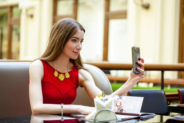 Selfie, Young beautiful girl photographed on a cell phone — Stock Photo, Image