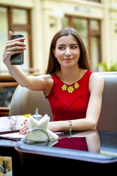 Selfie, Jovem menina bonita fotografado em um telefone celular — Fotografia de Stock