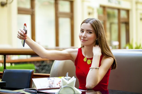 Selfie, Jovem menina bonita fotografado em um telefone celular — Fotografia de Stock