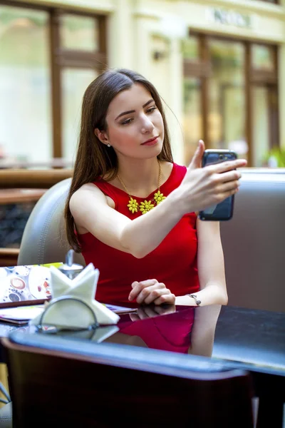 Selfie, Jovem menina bonita fotografado em um telefone celular — Fotografia de Stock