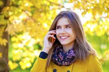 telefon ederken mutlu güzel kadın 