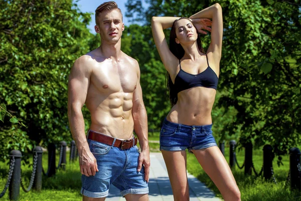 Schönes reizvolles junges Paar in blauen Jeans — Stockfoto