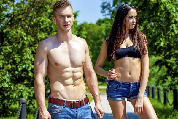 Красива сексуальна молода пара в блакитних джинсах — стокове фото