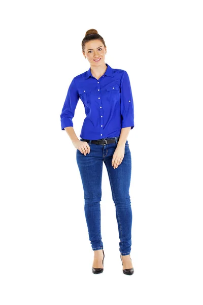 Retrato de uma mulher bonita em jeans azul e camisa azul — Fotografia de Stock