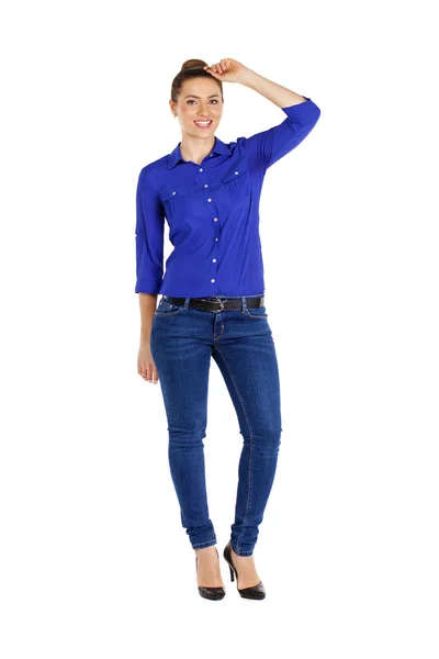 Ritratto di una bella donna in jeans blu e camicia blu — Foto Stock