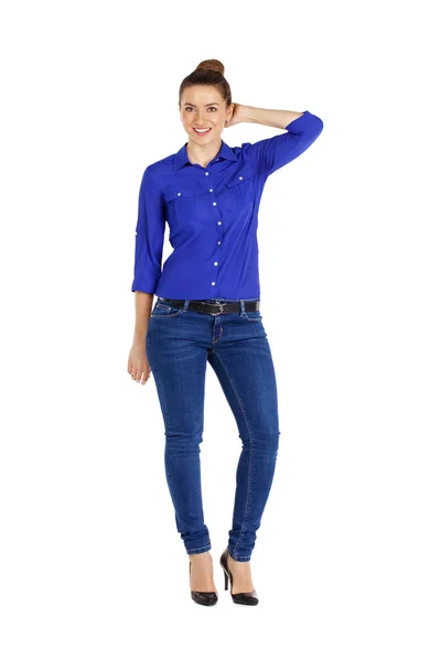 Portret pięknej kobiety w niebieskie dżinsy i koszulę, niebieskie — Zdjęcie stockowe
